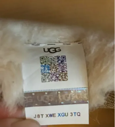 Защитная маркировка UGG с QR-кодом и голографической полосой